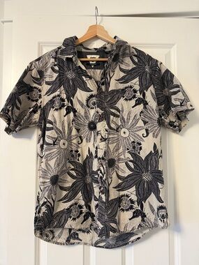 Men's Black & Grey Seahorse Floral Short-Sleeve Button Down Shirt